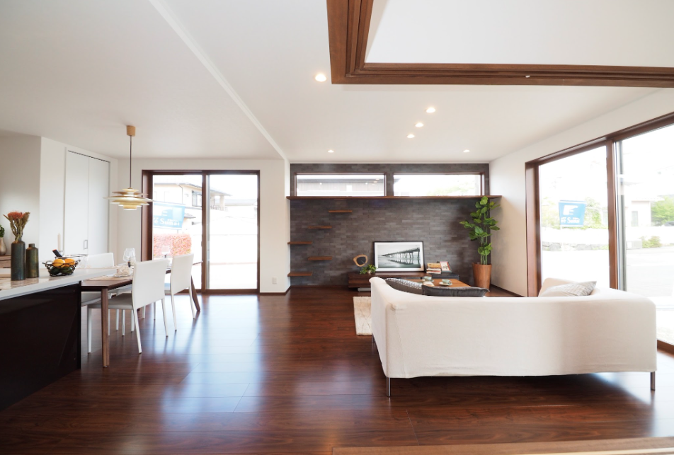 長年住み慣れた建物を取り壊しての新築がスタート。昔使っていたモノ、家族と一緒に暮らすネコちゃん用にキャットウォークを配したLDK。静かな佇まいを感じれるsumaiの完成。