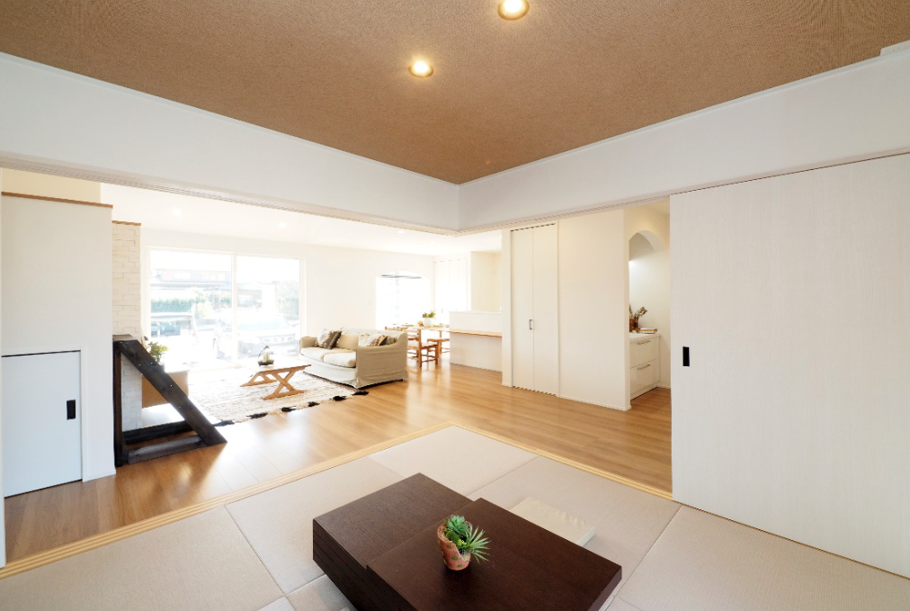 リビングと一続きの和室は大解放できる建具で統一。