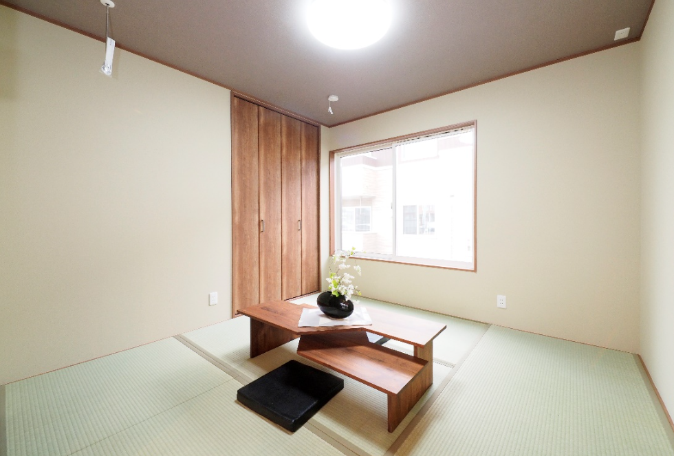 和室は落ち着いた空間に。天井の色でいっそう引き締めを。