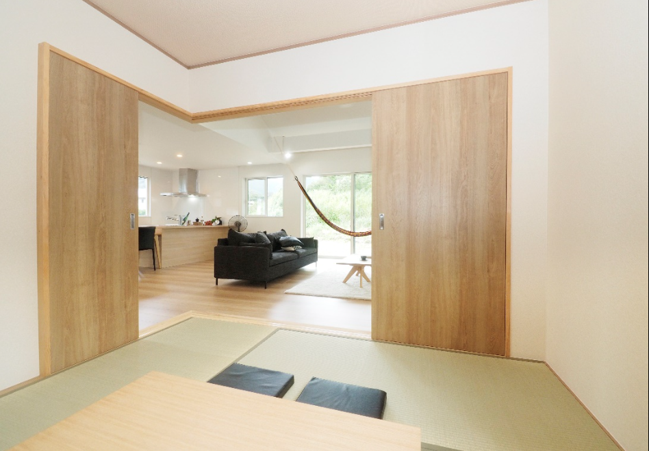 和室は開口部分を大きく取って広さの強調を。