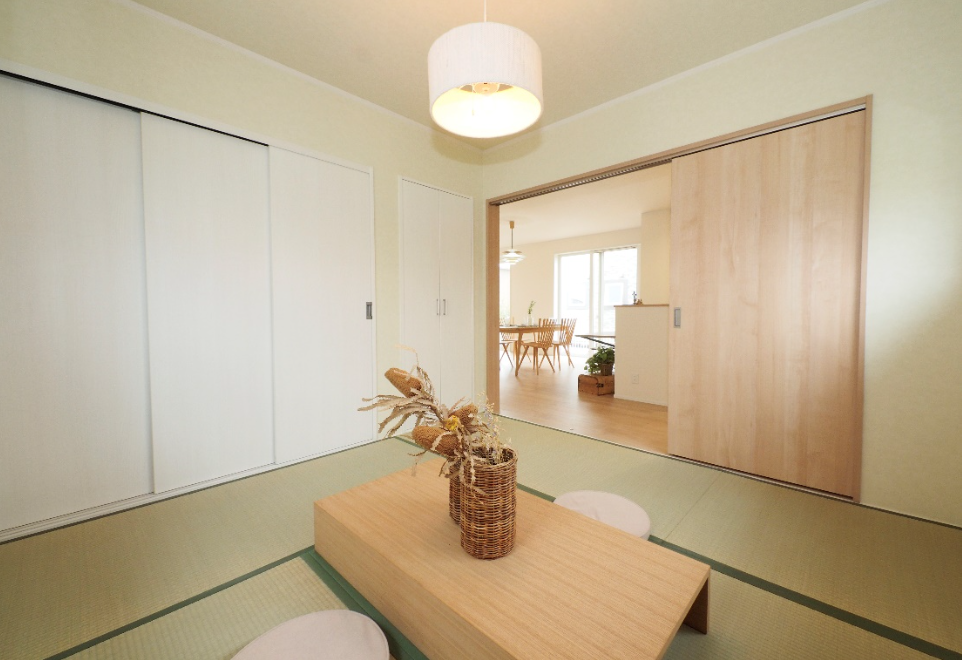 シンプルな和室はキッチンからも見通しが利く場所に。