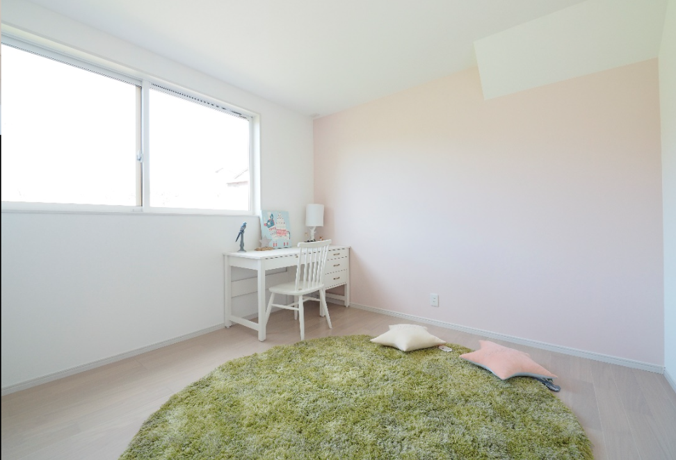 お子さんのお部屋は壁紙を変えて。可愛らしく演出。