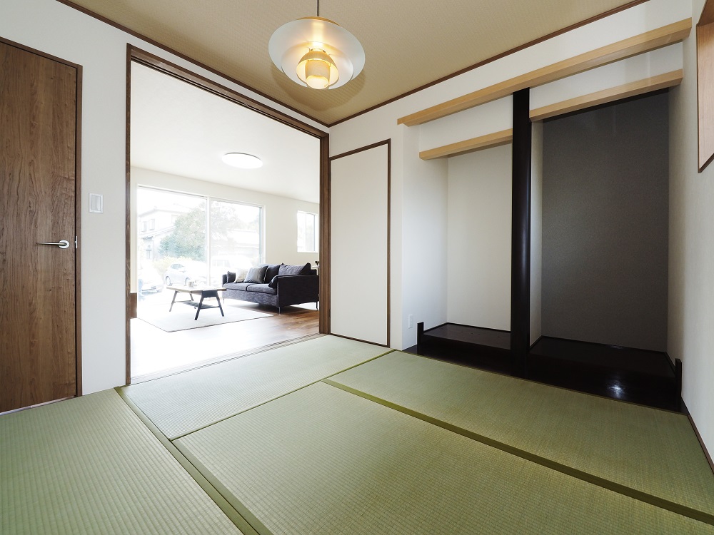 昔ながらの和室の装い。来客時は左の扉から。