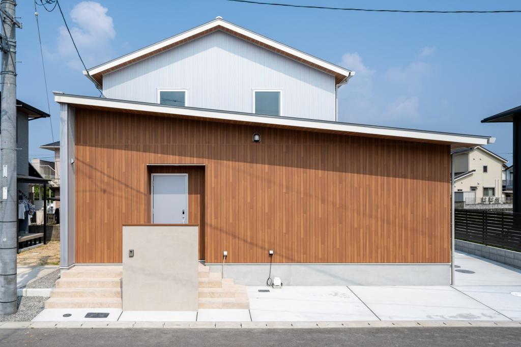 切妻と片流れの屋根の組み合わせは、シャープな中にも柔らかさを感じます