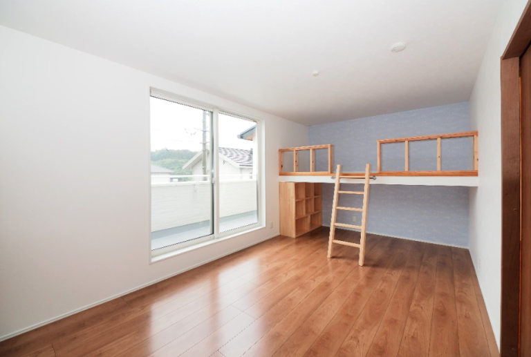 小さなお子様のお部屋はみんなの遊び場にも。2段ベッドで仲良く使えそう。