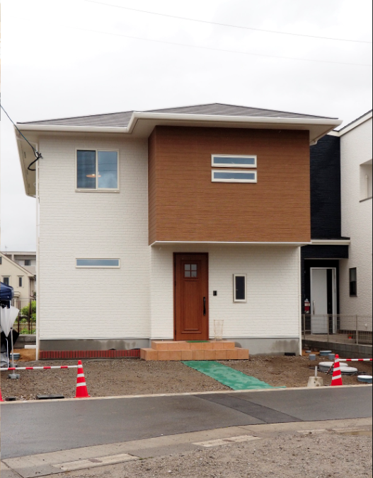 白と木目の外壁のバランスが上手く調和されている外観。街並みにも溶け込むように上手にコーディネートしている。