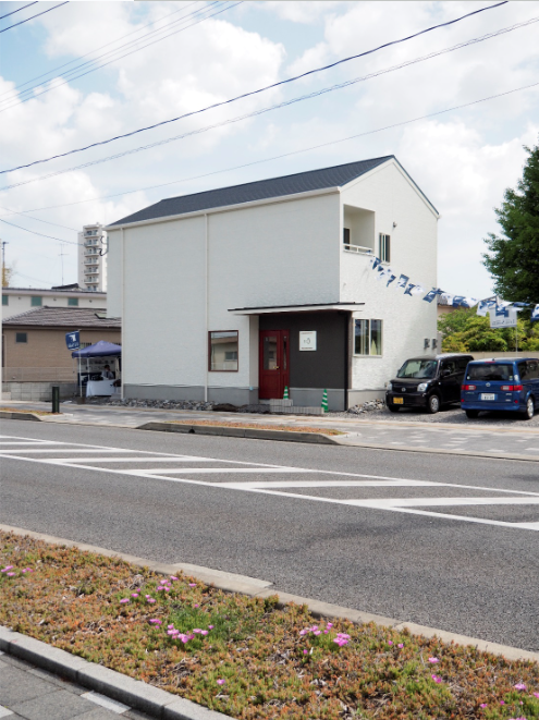 都市型のシンプルな外観は通りからも一際目立つ存在に。