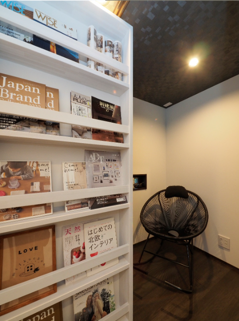 隠し扉を押すと、書斎が現れる仕組みに。ちょっとゆっくりと一人の時間を過ごすには、うってつけの広さのスペースに。