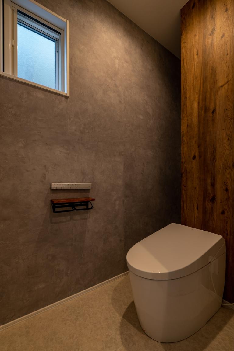 トイレの奥には隠した収納が。