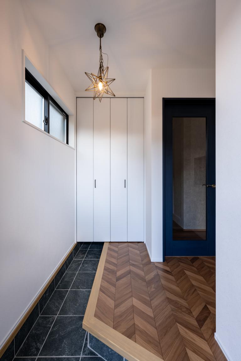 空間のアクセントとなるヘリンボーンの床