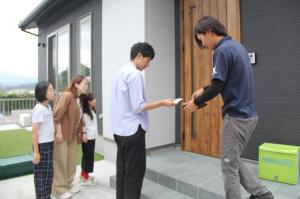 湯布院担当・合沢から鍵の贈呈。