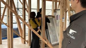 ちゃっかり見切れるﾋﾛｾｯﾁ。