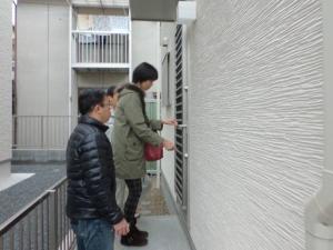 玄関と勝手口の鍵もお渡しです。（玄関は車と一緒のキーレスタイプです。）