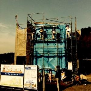 賑やかなお餅まき。
