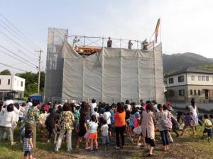 お餅まきの様子です。