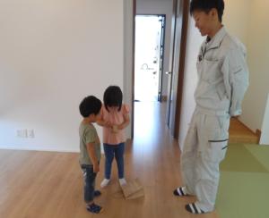 「ﾈｴﾈ、これ何？」「これは宝箱よ。」の図。
