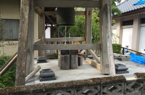 近所のお寺の鐘も横にスライド！